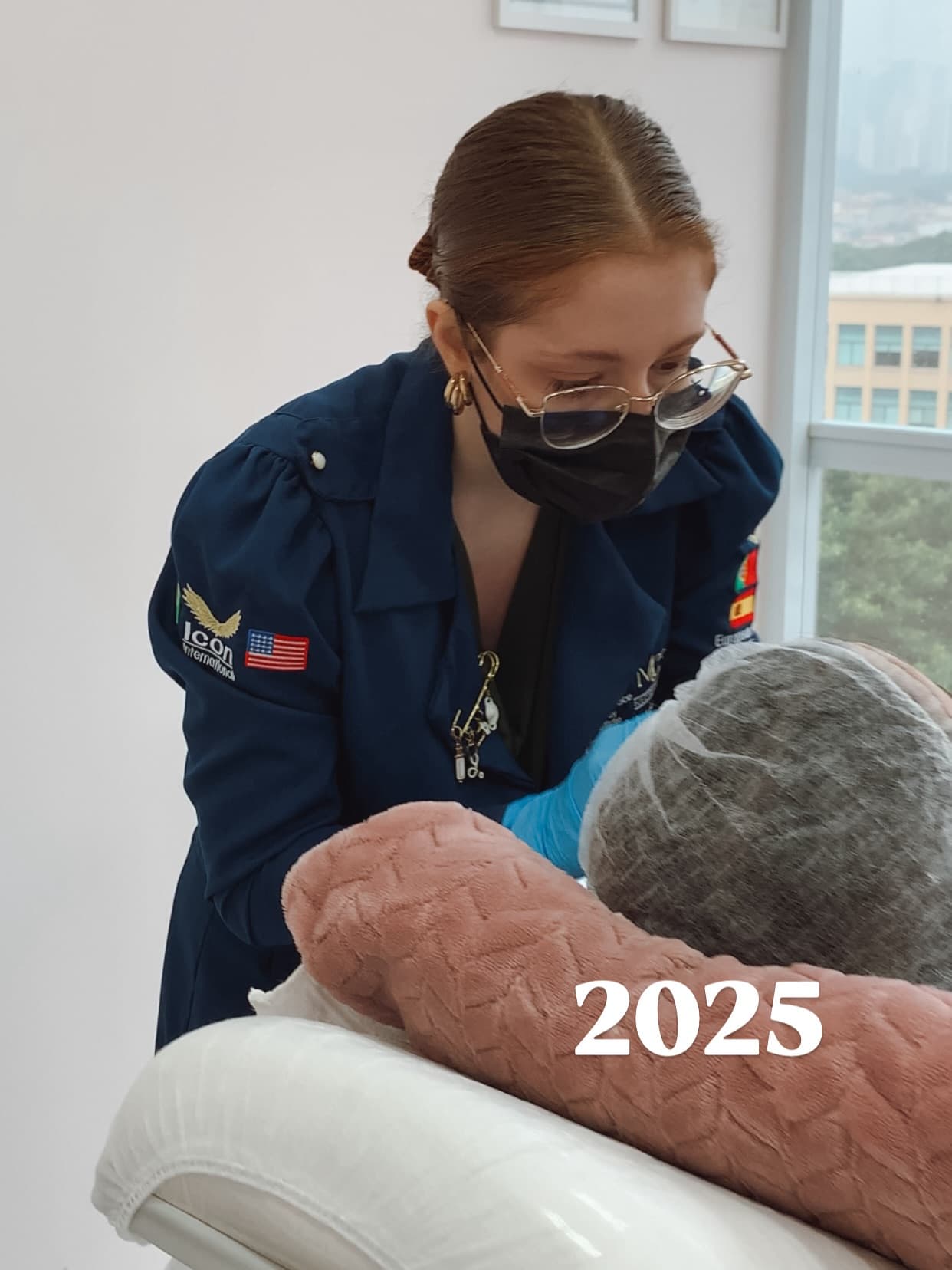 Isabela Di Tilia realizando procedimento em paciente